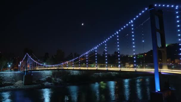 Iluminación nocturna del puente peatonal — Vídeos de Stock
