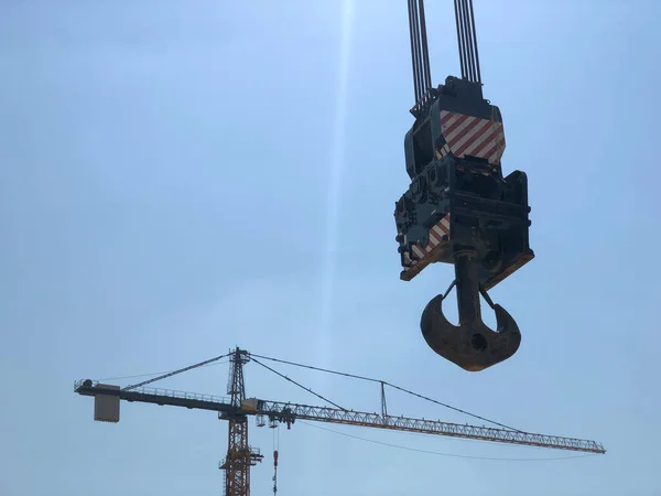 Hook of crane against blue sky — Stock Photo, Image