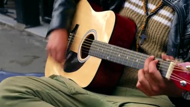 Un musicien de rue joue de la guitare — Video