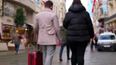 Sokakta yürüyen turistler