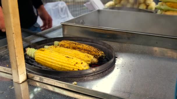 Corn on a cob street food — Stock Video