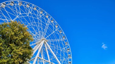 Mavi gökyüzüne karşı dönme dolap