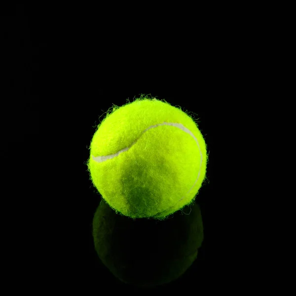 Piłka tenisowa na czarnym tle — Zdjęcie stockowe