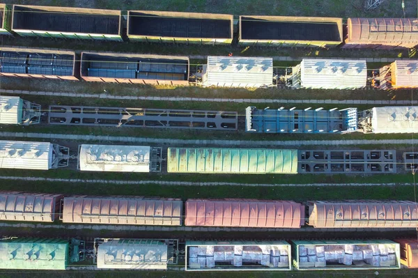 Coches de tren de mercancías en el lado ferroviario — Foto de Stock