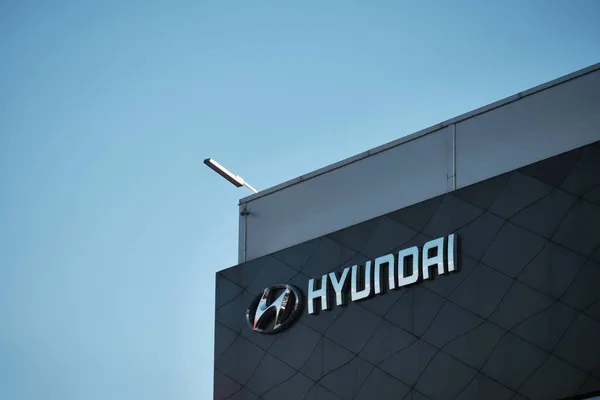 Logo de Hyundai en la fachada del edificio —  Fotos de Stock