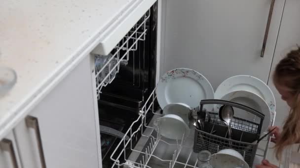 爸爸和女儿把碗碟放在洗碗机上 — 图库视频影像