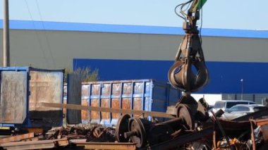 Turna, kamyoneti boşaltıyor.