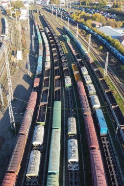 Tren vagonları demiryolu kenarında.