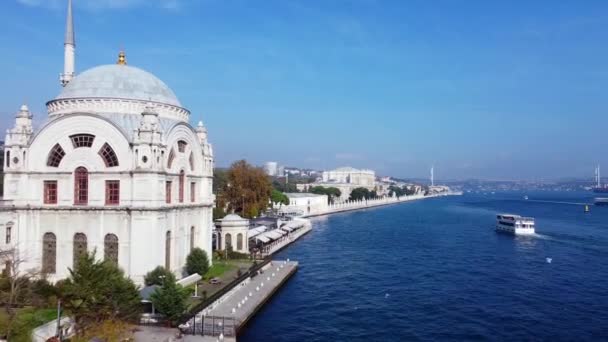 Luchtfoto van de Dolmabahce moskee — Stockvideo