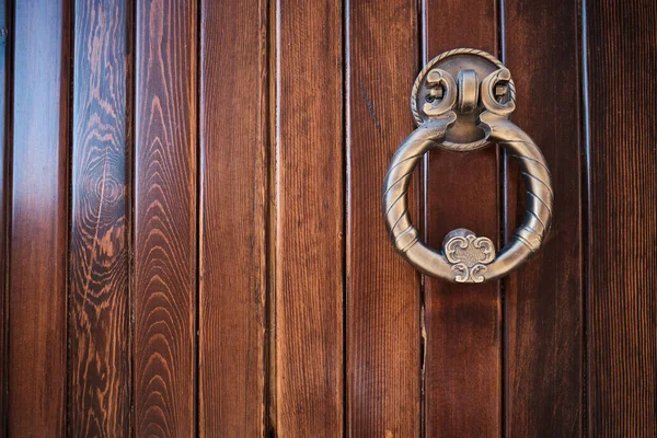Drewniane drzwi z Kołatka — Zdjęcie stockowe