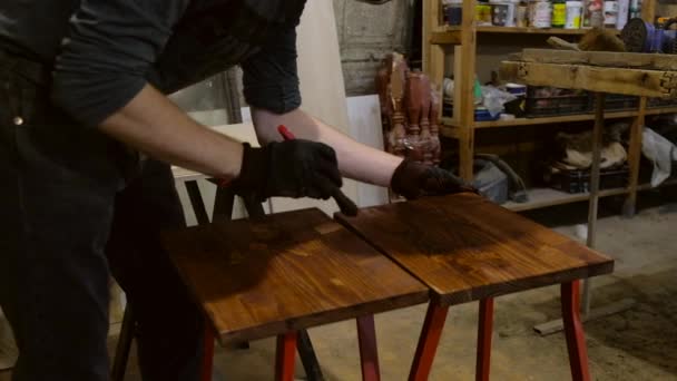 Charpentier couvre planches en bois avec vernis — Video