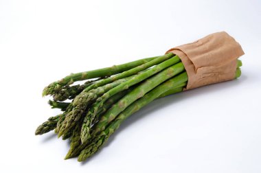 Kahverengi ambalaj kağıdına sarılı kuşkonmaz