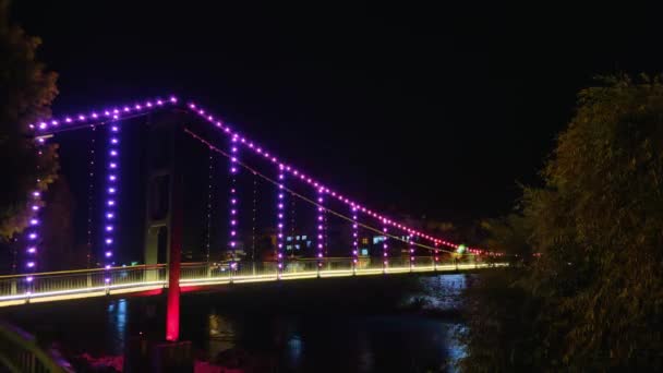 Iluminación nocturna del puente peatonal — Vídeos de Stock