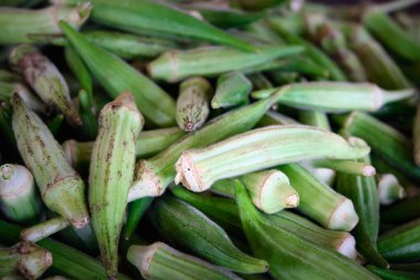 Pazarda taze yeşil bamya kabukları