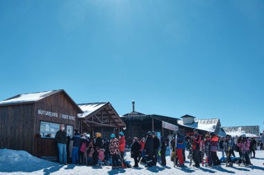 Kayak merkezindeki bilet satış bürosuna sıra olun.