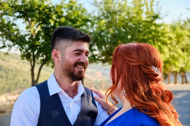 Kadın ve erkek birbirine bakar.