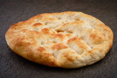 Taş masa yüzeyinde Pita ekmeği