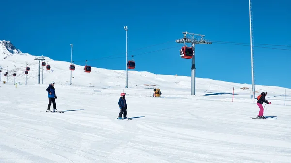 Неузнаваемые лыжники на горнолыжном курорте — стоковое фото