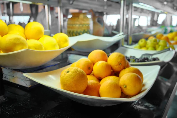 Naranjas en un plato —  Fotos de Stock