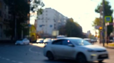 Şehir caddesinde trafik var.