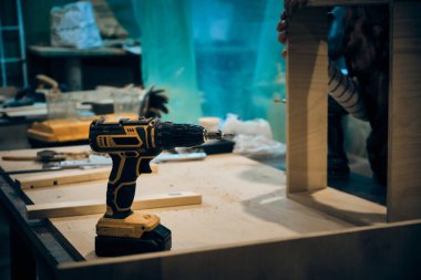 Tezgahta elektrikli tornavida