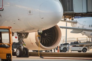 Akşamları jetli bir uçak.