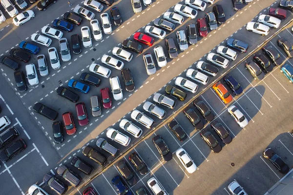 Carros no estacionamento vista aérea — Fotografia de Stock