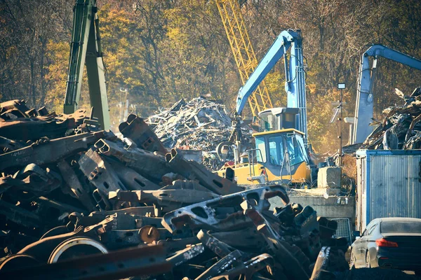 Vinçler hurdalıkta çalışır.