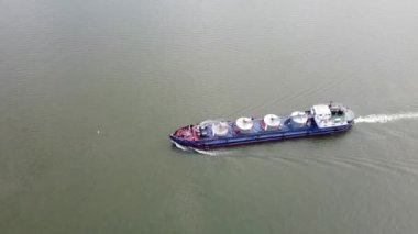 Tanker mavnası nehirde yüzüyor.