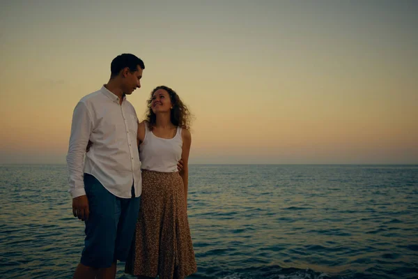 El hombre abraza a la mujer en la costa — Foto de Stock