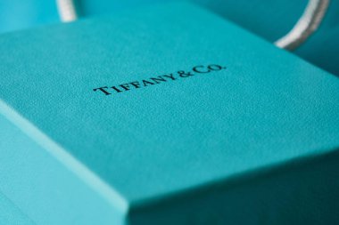 Tiffany ve Co. markalı renkli kutu