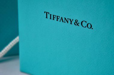 Tiffany ve Co. markalı renkli çanta.