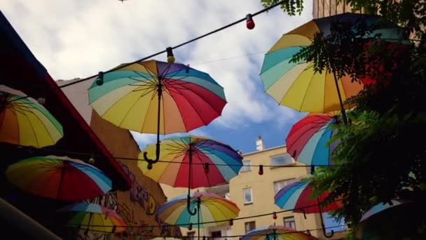 Paraguas colorido decoración de la calle — Vídeo de stock