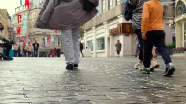 Sokakta yürüyen turistler — Stok video