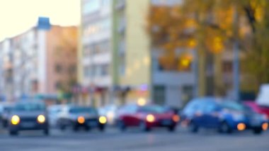 Şehir caddesinde trafik var.