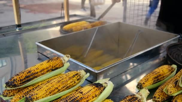 Corn on a cob street food — Stock Video