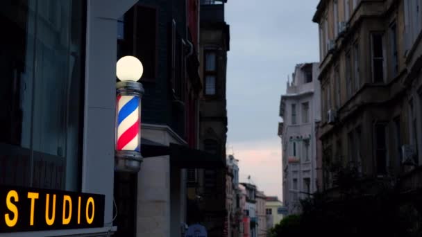 Barbearia pólo azul e vermelho — Vídeo de Stock