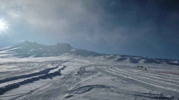Karlı dağ yamacında zaman kaybı — Stok video