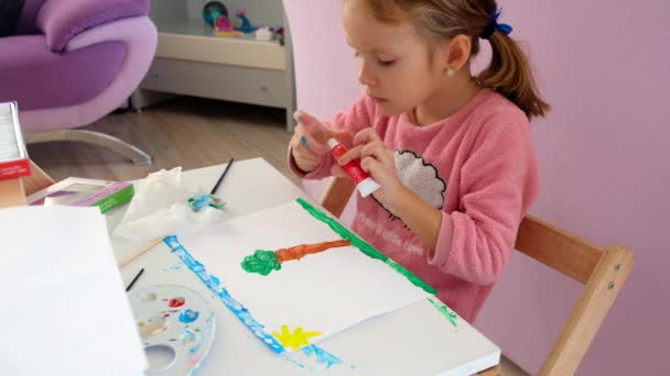Дитина малює картину — стокове відео