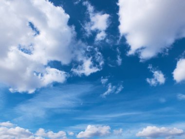 Parlak mavi gökyüzünde beyaz bulutlar