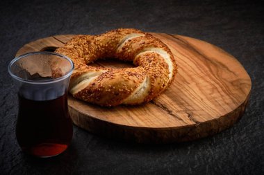 Simit ve çay servis tabağında