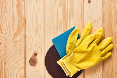 Sarı işçi eldivenleri ve zımpara kağıdı