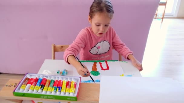 Dítě maluje obraz — Stock video