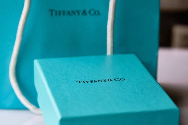 Tiffany ve Co. markalı renkli kutu
