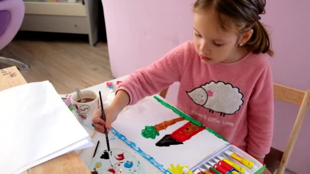 Mädchen malt ein Bild — Stockvideo