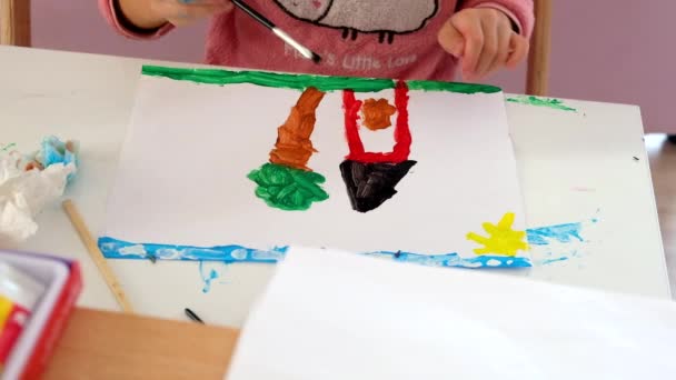 Дитина малює картину — стокове відео