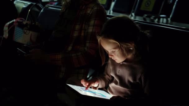 Дівчина Тоддлер використовує планшет — стокове відео