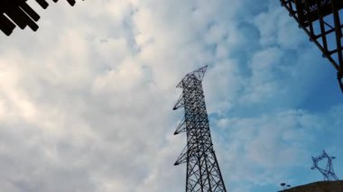 Güç hattı direğinin üstündeki bulutlar