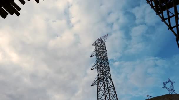 Облака над пилоном линии электропередач — стоковое видео