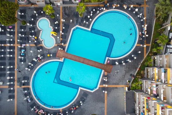 Swimmingpool uppifrån och ner flygutsikt — Stockfoto